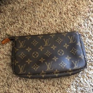 LV Pochette